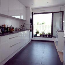 grande cuisine blanche avec carrelage