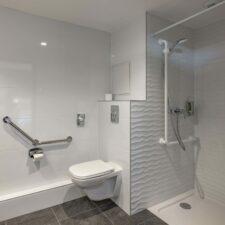 salle de bain moderne blanche