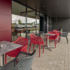 terrasse extérieur avec chaises