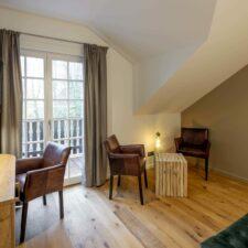 chambre moderne avec fauteuils