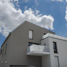 façade maison avec balcon