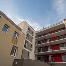 façade moderne rouge balcons