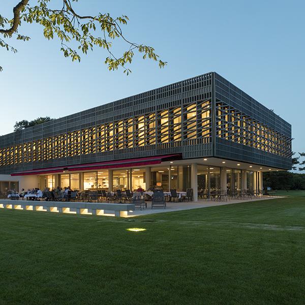 bâtiment moderne éclairé